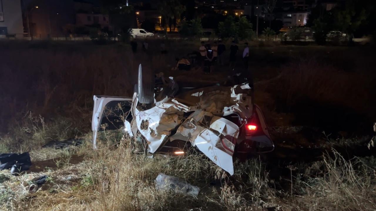 Direksiyon hakimiyetini kaybeden otomobil tarlaya u&ccedil;tu: Yaralılar var