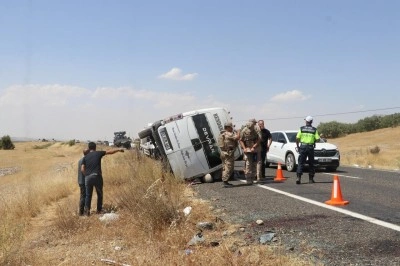 Diyarbakır&rsquo;da korkun&ccedil; kaza! Minib&uuml;s devrildi: 3 &ouml;l&uuml;, 11 yaralı