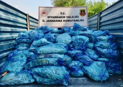 Diyarbakır'da menşei belirsiz 3 ton i&ccedil;yağı ele ge&ccedil;irildi