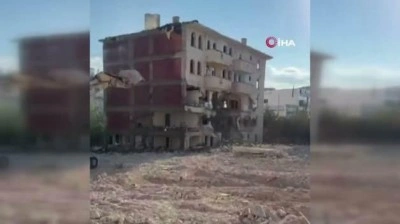 Elazığ&rsquo;da 5 katlı bina tek dokunuş yerle bir oldu
