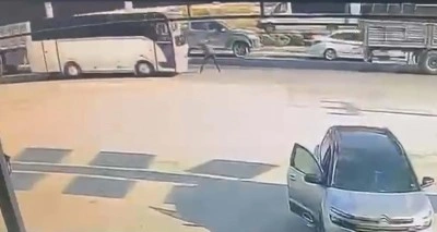 Emniyet şeridinde midib&uuml;s&uuml;n &ccedil;arptığı servis şof&ouml;r&uuml; &ouml;ld&uuml;