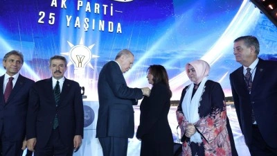 Erdoğan rozetini taktı, tarihe ge&ccedil;ti! AK Parti&rsquo;nin ilk S&uuml;ryani Başkanı
