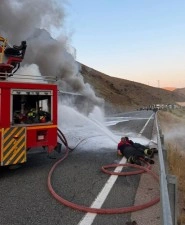 Erzincan&rsquo;da yolcu otob&uuml;s&uuml; yandı