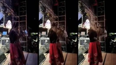 Fırlatılan cam şişe y&uuml;z&uuml;nde patladı! Peru'da sahnede dehşet anları