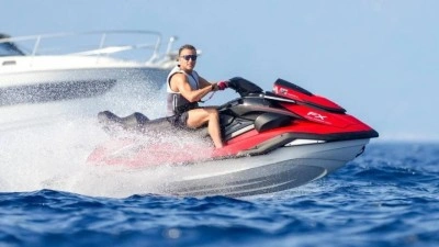 Fransa yanarken Macron'dan jetski keyfi