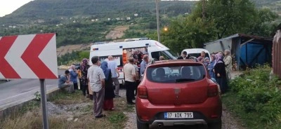 Freni tutmayan hafif ticari ara&ccedil;, anne ile iki &ccedil;ocuğuna &ccedil;arptı