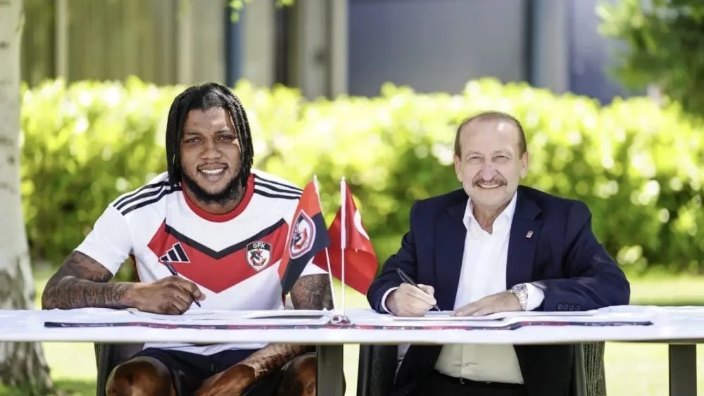 Gaziantep FK'dan Golc&uuml; Hamlesi! Trivante Stewart Kırmızı-Siyahlı Formayı Giydi