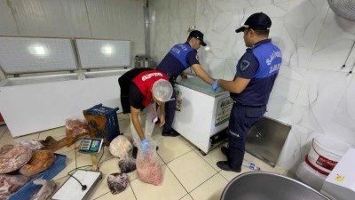 GAZİANTEP - Gaziantep'te saklama şartlarına uygun olmayan 703 kilogram et ve tavuk &uuml;r&uuml;n&uuml; imha edildi