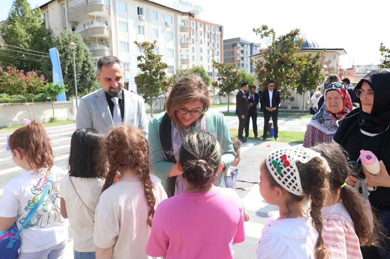 Gaziantep&rsquo;te Değerler Eğitimi Yaz Okulu&rsquo;nda renkli kapanış: &Ccedil;ocuklar Celal Karat&uuml;re ile ilahi s&ouml;yledi