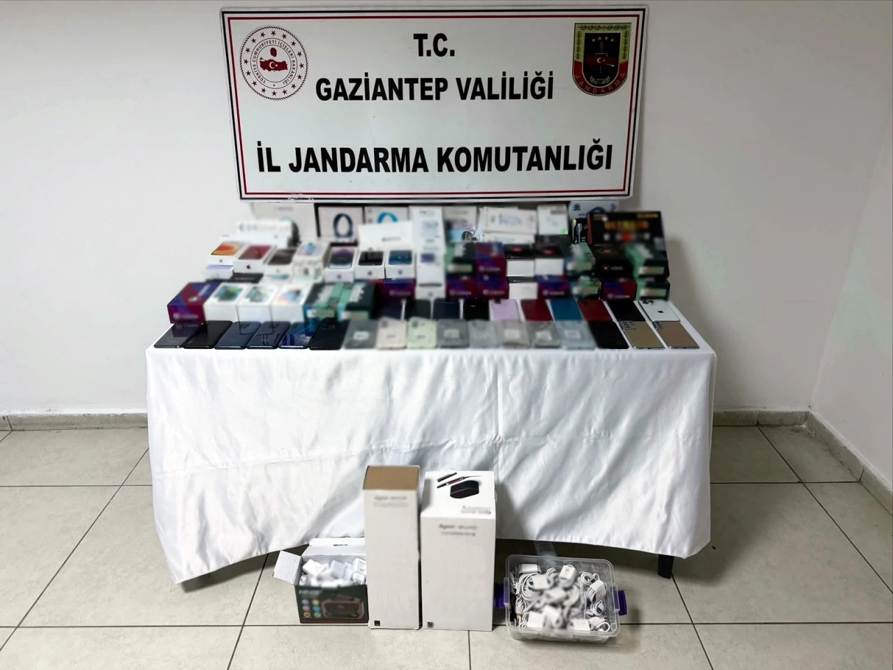 Gaziantep'te Jandarmadan Ka&ccedil;ak&ccedil;ılık Operasyonu! 1 Milyon 550 Bin TL'lik &Uuml;r&uuml;n Ele Ge&ccedil;irildi