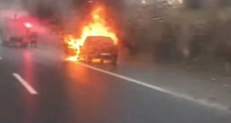 Gaziantep&rsquo;te seyir halindeki ara&ccedil; alev alev yandı! G&ouml;ky&uuml;z&uuml;n&uuml; siyah duman kapladı