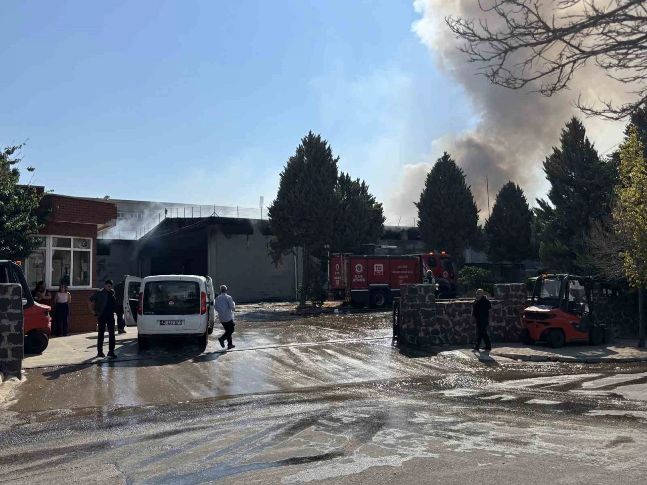 Gaziantep&rsquo;te tekstil fabrikasında yangın: Ekiplerin m&uuml;dahalesi s&uuml;r&uuml;yor