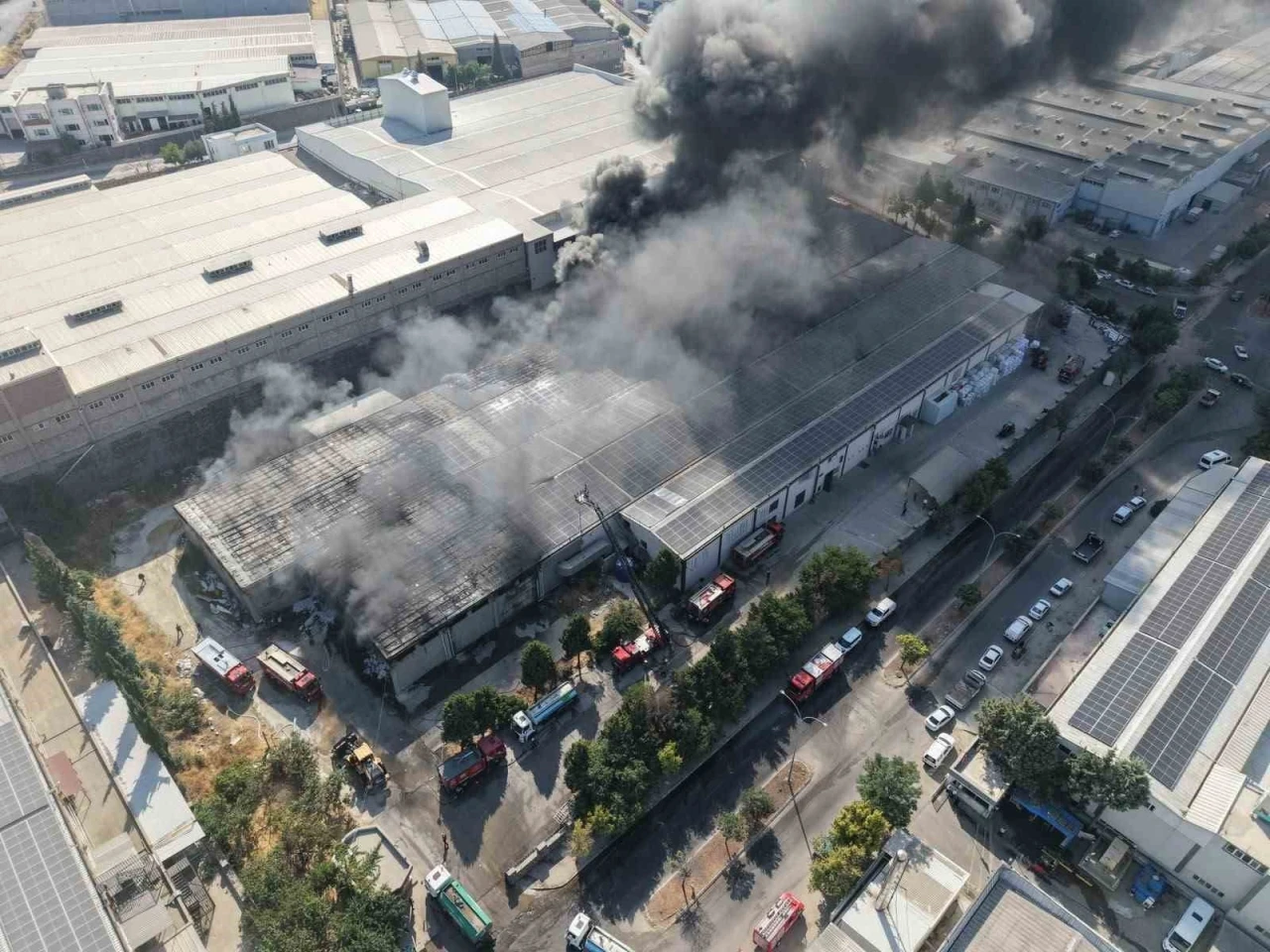 Gaziantep&rsquo;te tekstil fabrikasındaki yangın dron ile g&ouml;r&uuml;nt&uuml;lendi