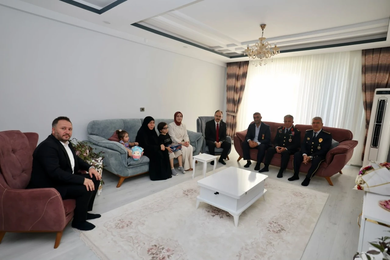 Gazilere Vefa, Şehitlere Minnet