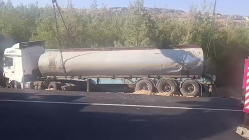 Gelin konvoyuna &ccedil;arpmamak i&ccedil;in manevra yapan tanker yoldan &ccedil;ıktı