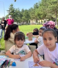 Gezici K&uuml;t&uuml;phane Yenişehir Parkı&rsquo;nda &ccedil;ocuklarla buluştu