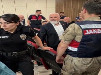 G&ouml;revinden uzaklaştırılan B&uuml;y&uuml;kşehir Belediye Başkanı Bozbey'in yargılanmasında 16 kişiye tahliye