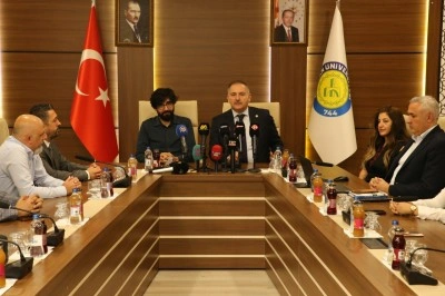 Harran &Uuml;niversitesi Rekt&ouml;r&uuml; G&uuml;ll&uuml;oğlu, d&uuml;nya birincisi Vox Humanis Korosu'nu ağırladı