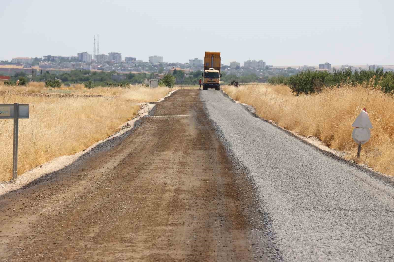 Hilvan&rsquo;da 5 bu&ccedil;uk kilometrelik yol yenilendi