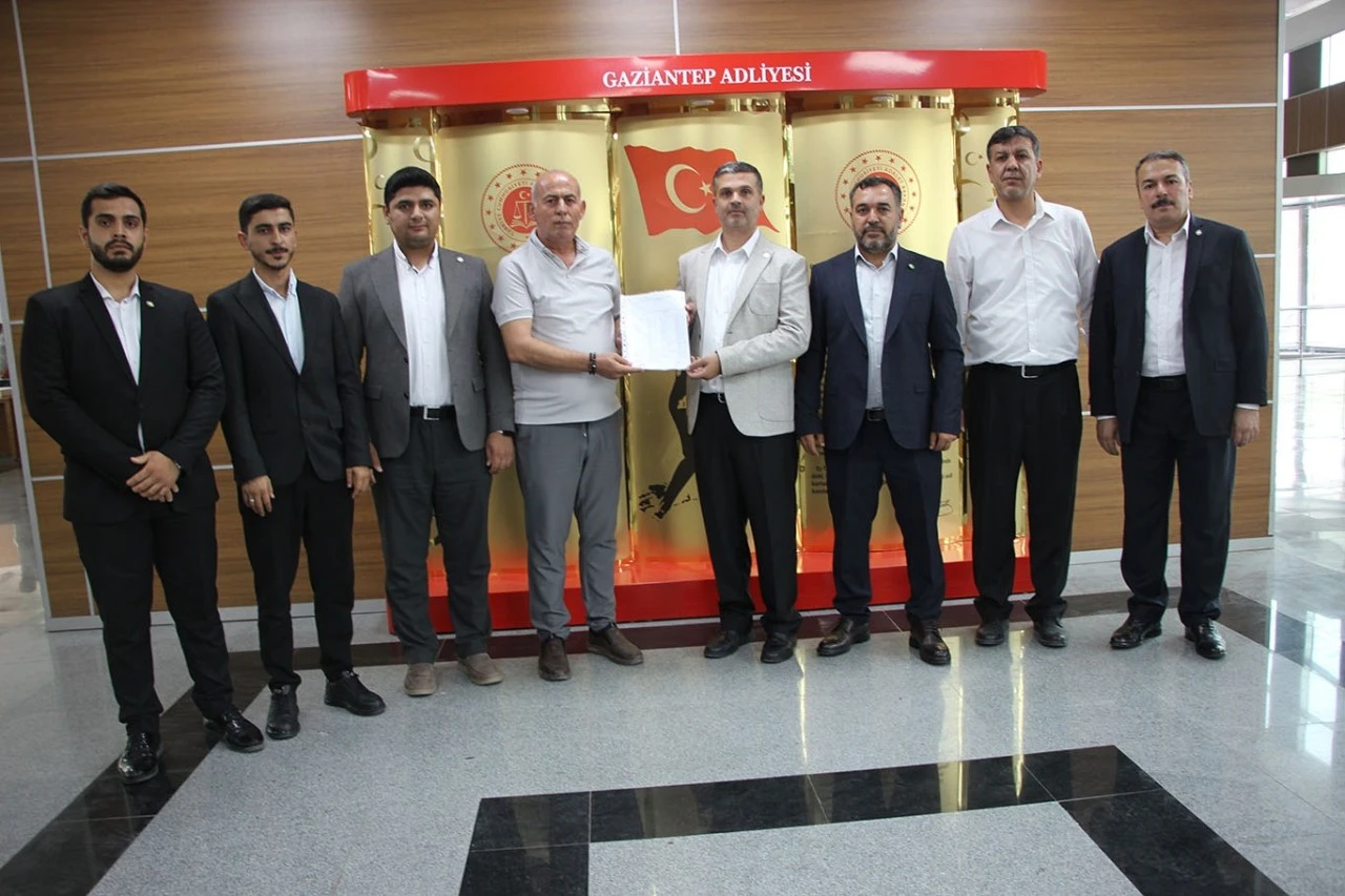 H&Uuml;DA PAR Gaziantep İl Başkanı Kaya mazbatasını alarak g&ouml;reve başladı