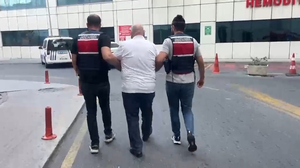 İstanbul'da kendilerini MİT g&ouml;revlisi olarak tanıtan 3 ş&uuml;pheli tutuklandı