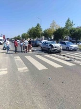 Işıklı kavşakta 2 otomobil &ccedil;arpıştı: 1 yaralı