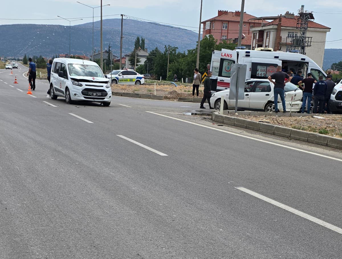 Isparta&rsquo;da iki ara&ccedil; &ccedil;arpıştı: 5 yaralı
