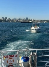 İstanbul'da Kız Kulesi &ouml;nlerinde s&uuml;r&uuml;klenen tekne kurtarıldı