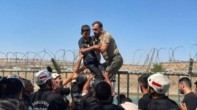 Kanalda boğulma tehlikesi ge&ccedil;iren 2 &ccedil;ocuğu, valinin korumaları kurtardı