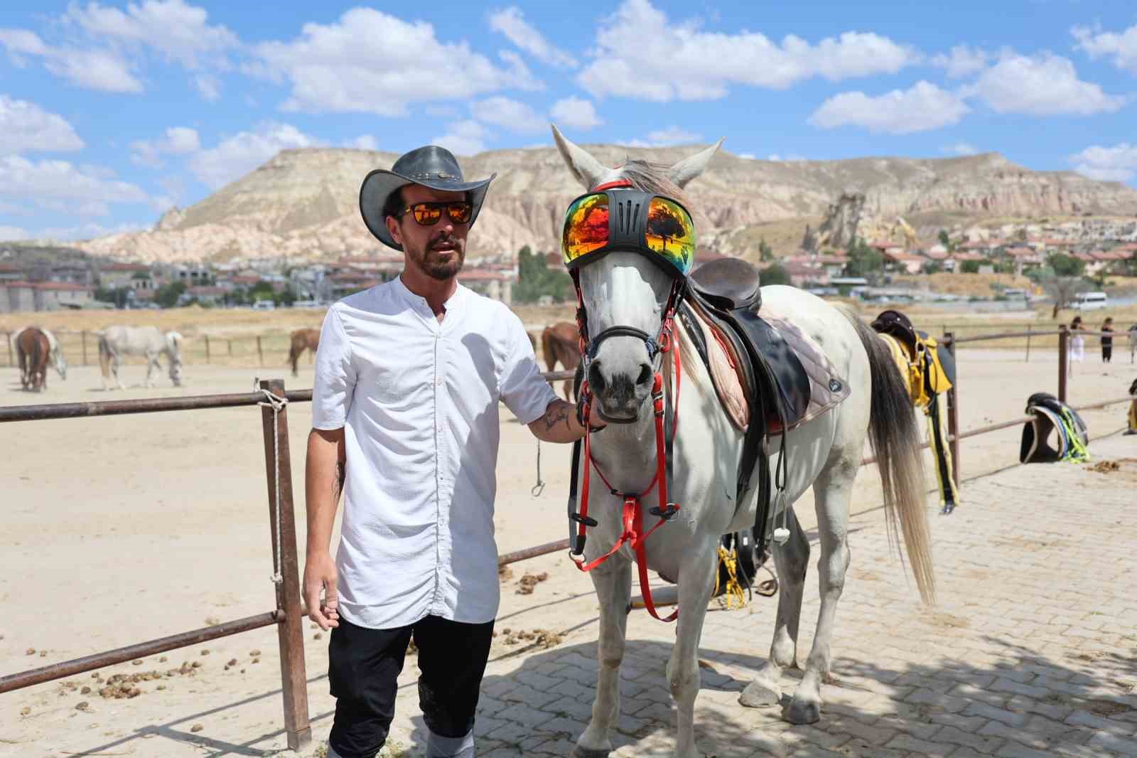 Kapadokya&rsquo;nın "G&uuml;zel Atlar Diyarı"nda g&uuml;neş g&ouml;zl&uuml;kl&uuml; at ilgi odağı oldu