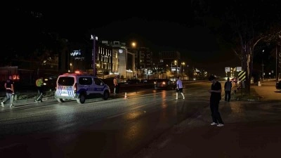 Karşıdan karşıya ge&ccedil;en yaşlı adama otomobil &ccedil;arptı