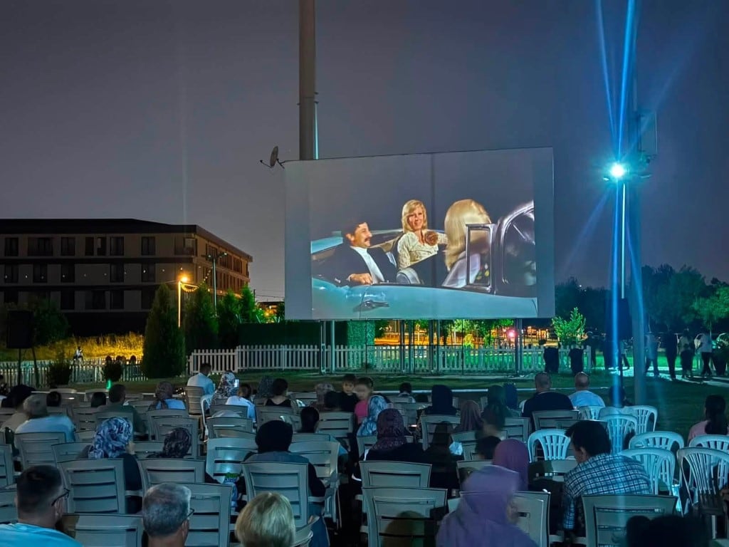 Kartepe&rsquo;de a&ccedil;ık havada sinema keyfi