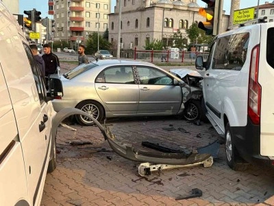 Kayseri&rsquo;de otomobil park halindeki 2 araca &ccedil;arptı