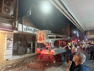 Kedi kurtarmaya gelen itfaiye erleri AVM&rsquo;de &ccedil;ıkan yangını b&uuml;y&uuml;meden s&ouml;nd&uuml;rd&uuml;
