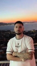 Kırmızı b&uuml;ltenle aranan firarilere y&ouml;nelik şarkı s&ouml;zleri nedeniyle g&ouml;zaltına alınan Erol Can G&uuml;nc&uuml; tutuklandı