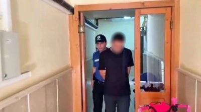 Kızlara laf atanları uyardı, tekme tokat d&ouml;v&uuml;ld&uuml; (2)
