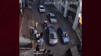 Kolombiya'da bina &ccedil;&ouml;kme anı kamerada: Yayalar ve s&uuml;r&uuml;c&uuml;ler canını zor kurtardı