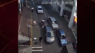 Kolombiya'daki depremde dehşet anları: Molozlar sokaktaki ara&ccedil;ların &uuml;zerine yağdı