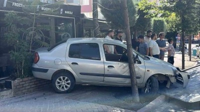Kontrolden &ccedil;ıkan otomobil iş yerine daldı