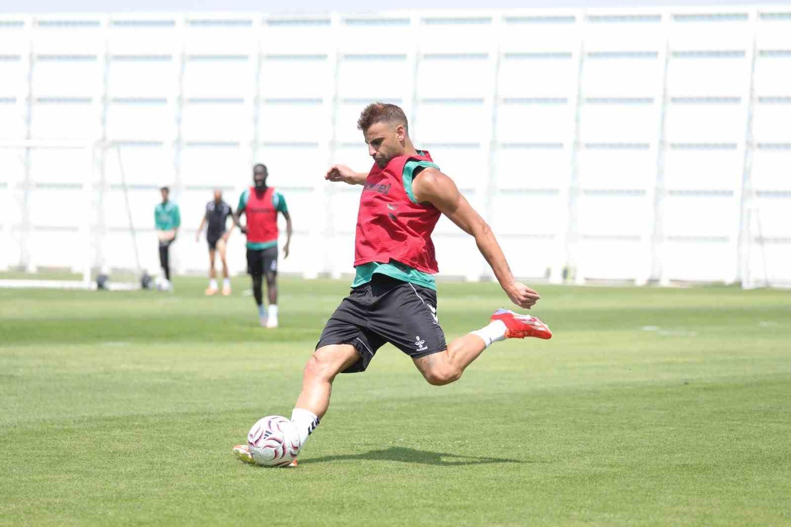 Konyaspor, Fenerbah&ccedil;e ma&ccedil;ı hazırlıklarını s&uuml;rd&uuml;rd&uuml;