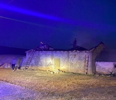 Korkut&rsquo;ta ahır yangını: Dumandan etkilen 6 kişi hastaneye sevk edildi