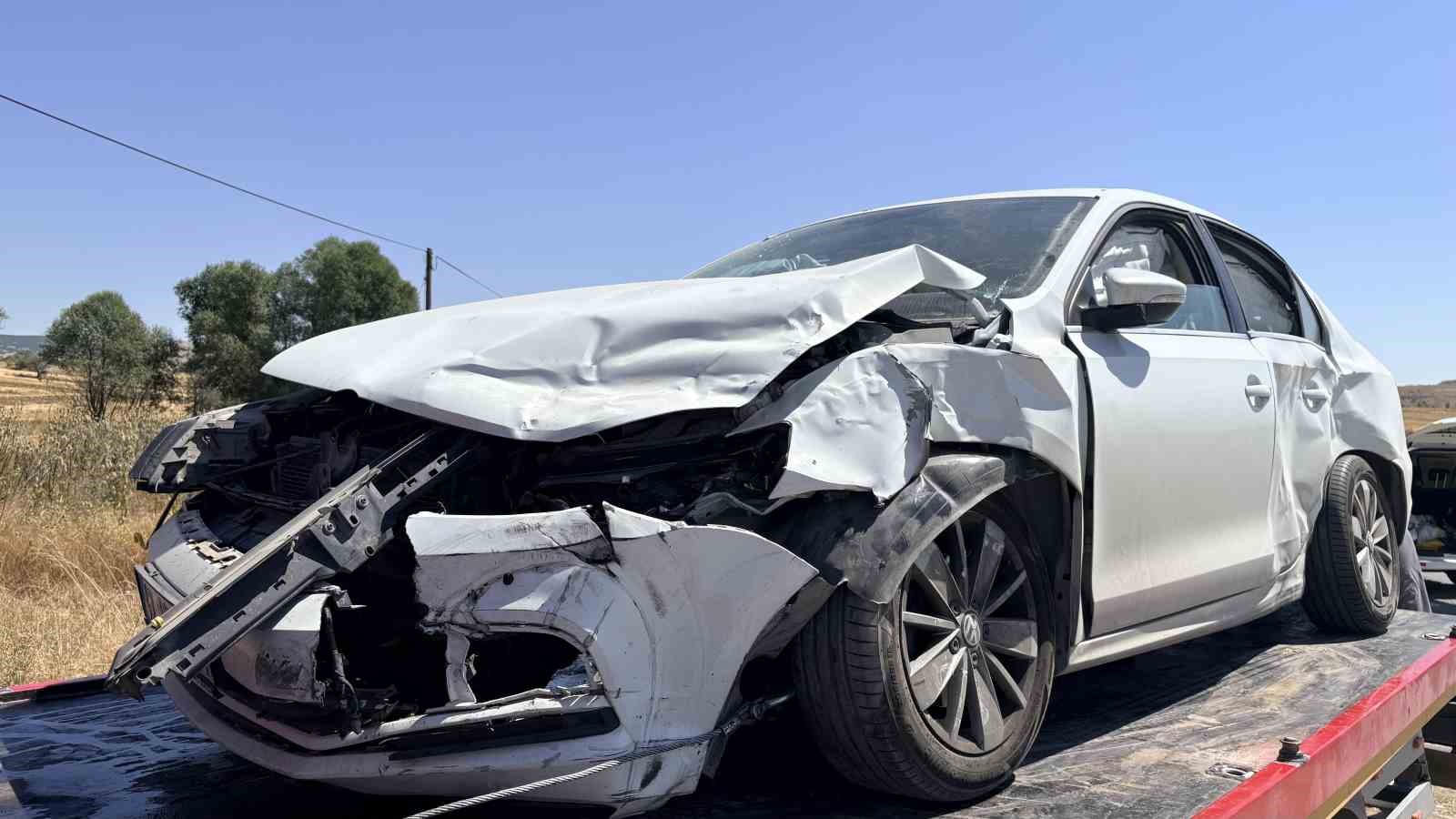 K&uuml;tahya&rsquo;da kavşakta 2 otomobil &ccedil;arpıştı, 3 yaralı