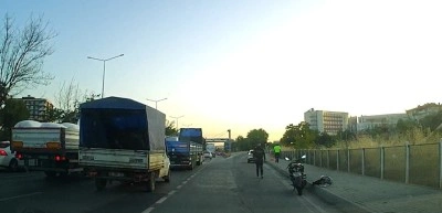 Motosikletten d&uuml;şen kadın s&uuml;r&uuml;c&uuml; yaralandı