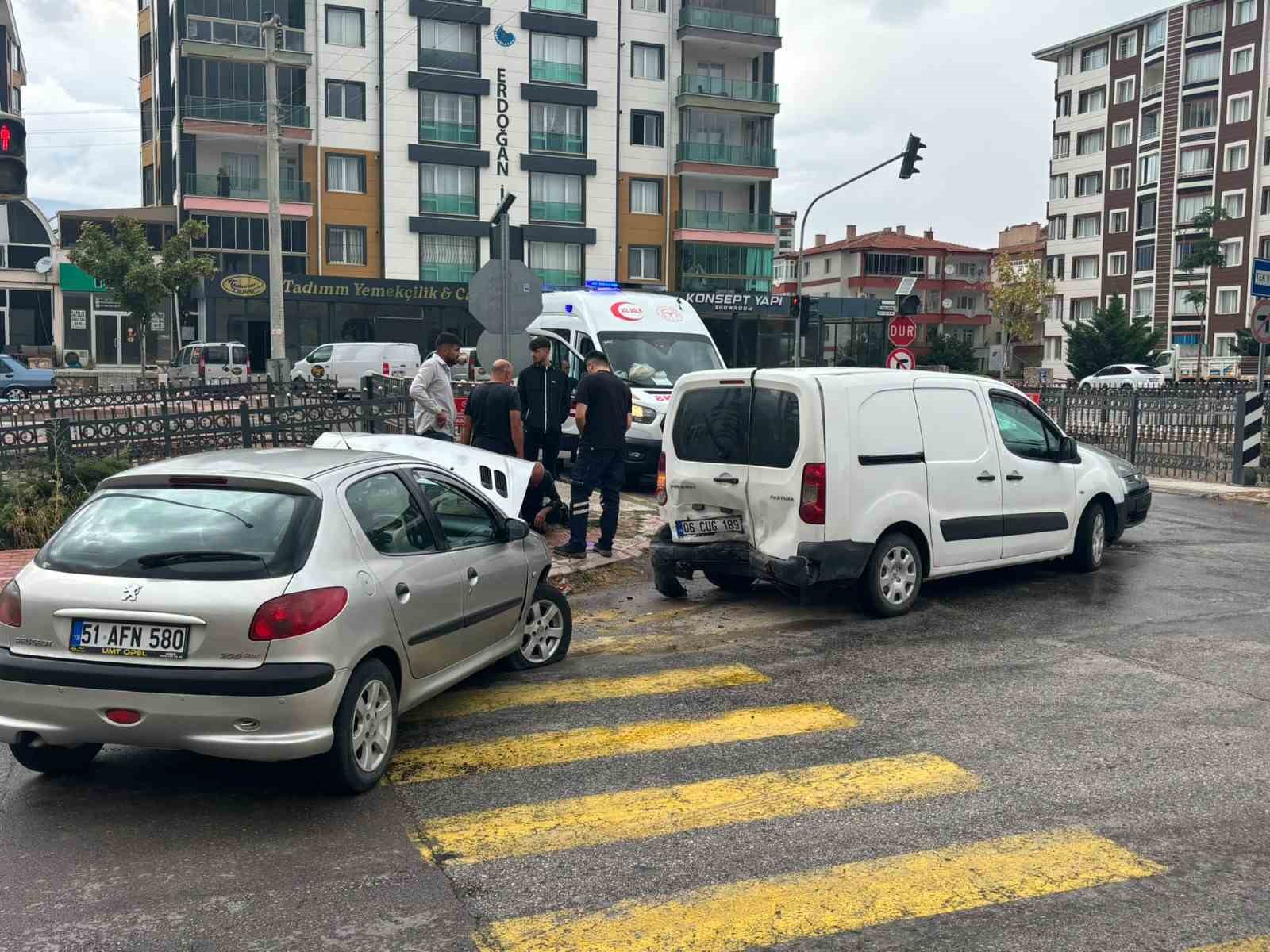 Niğde&rsquo;de 3 ara&ccedil; birbirine girdi: 1 yaralı