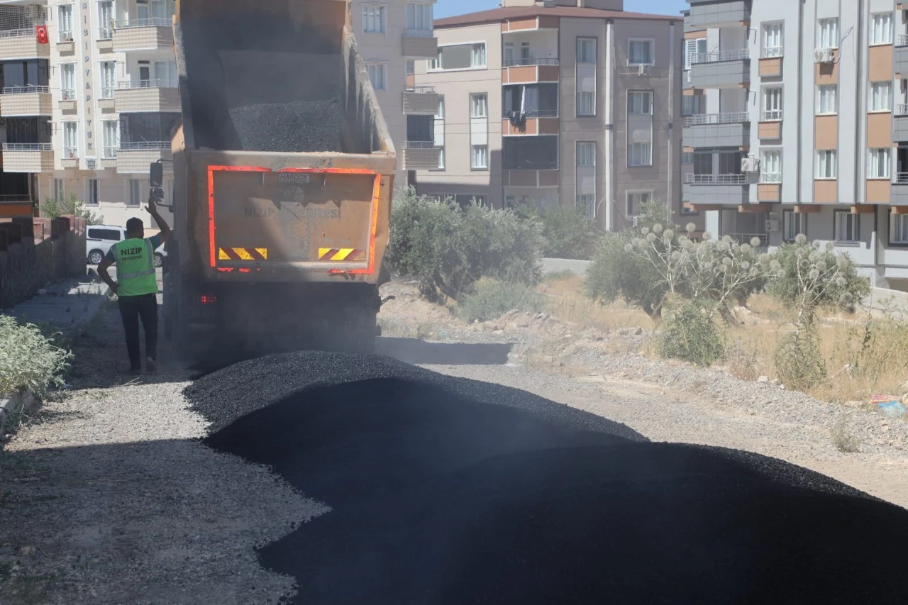 Nizip Belediyesi yol yenileme &ccedil;alışmalarını aralıksız s&uuml;rd&uuml;r&uuml;yor