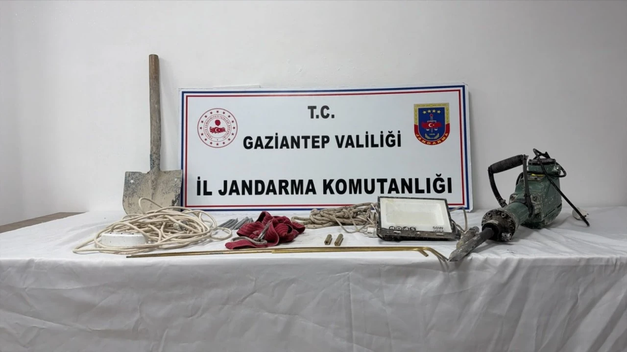 Nizip&rsquo;te ka&ccedil;ak kazı operasyonu! Jandarma su&ccedil;&uuml;st&uuml; yakaladı