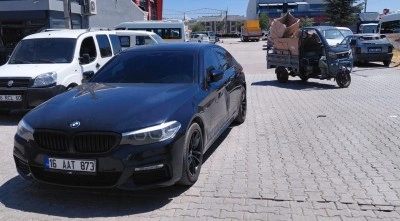 Otomobil ile triport&ouml;r &ccedil;arpıştı: 1 yaralı
