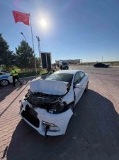 Otomobil kamyona arkadan &ccedil;arptı: Aynı aileden 5 kişi yaralandı