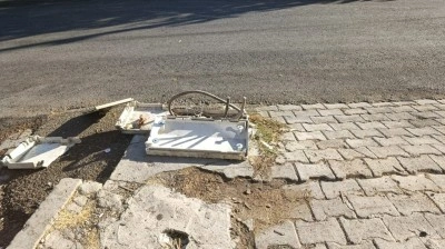Pide fırınının &ouml;n&uuml;ndeki elektrik kabloları tehlike sa&ccedil;ıyor