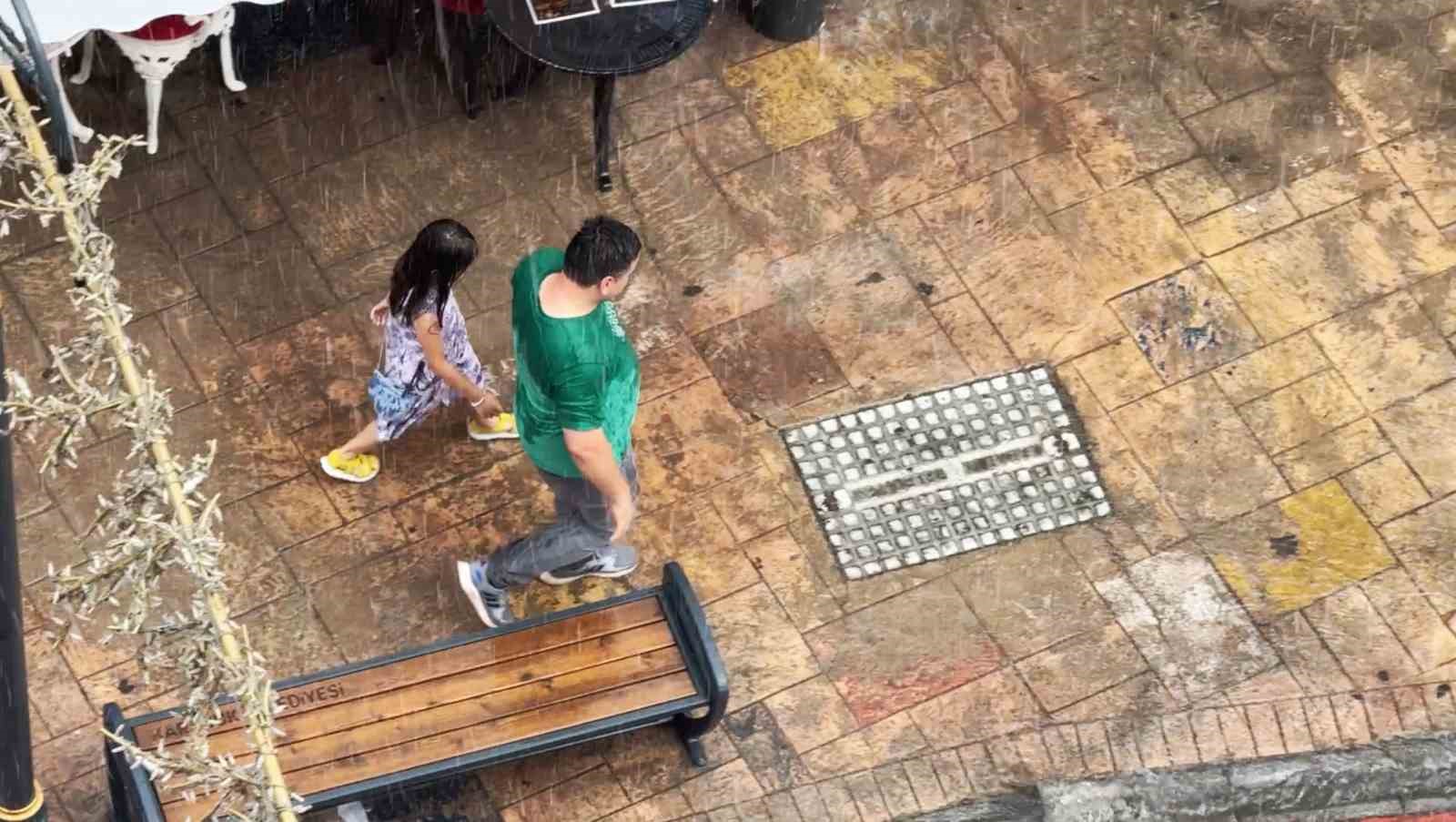 Sağanak yağmurda kimi sığındı kimi yağmurun tadını &ccedil;ıkardı